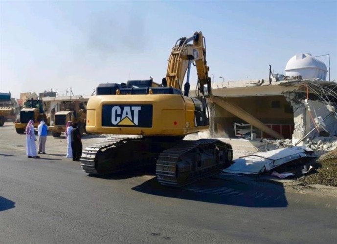 أمانة جدة تزيل محطة وقود أنشئت على أرض حكومية بطريق مكة القديم – صور