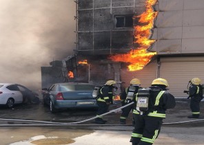 نشوب حريق في واجهة عمارة سكنية بالحي الأخضر في بريدة .. والدفاع المدني يسيطر!
