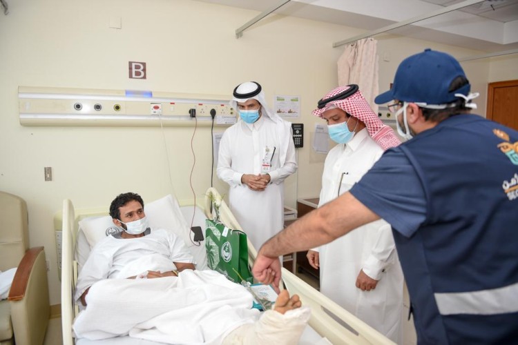 اللواء الداود ينقل معايدة سمو الأمير عبدالعزيز بن سعود للمنومين بمستشفى قوى الأمن بمكة