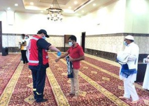 متطوعو الهلال الأحمر يشاركون في فرز المصليين بأكثر من 850 مسجدا في مناطق المملكة