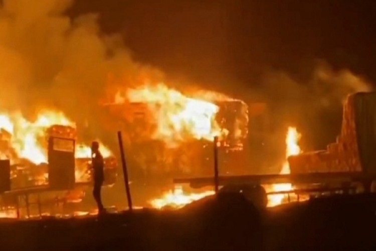 شرطة الشرقية: تكشف عن هوية المتورطين في حادث حريقين لشاحنات الأعلاف في حفر الباطن