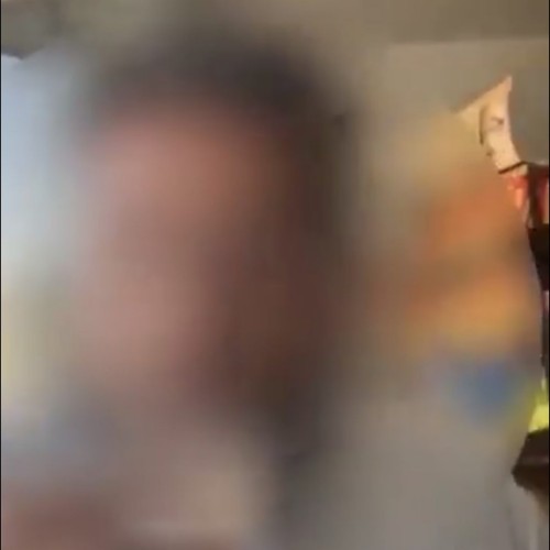 شاهد: مقيم آسيوي يعمل بائعًا في أحد المحال يتعمد مخالفة الإجراءات الاحترزاية بعدم ارتداء الكمامة في عفيف