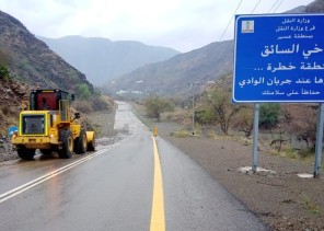 على مدار 10 أيام .. تواصل عمليات الصيانة وفتح الطرق بسبب الأمطار في منطقة عسير