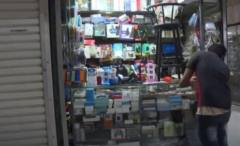 أحدهم هرب وترك المحل.. تفاصيل حملة “التجارة” على العمالة المخالفة في سوق الكمبيوتر بالرياض (فيديو)