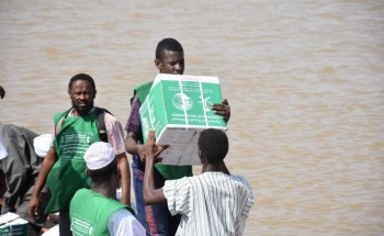 مركز الملك سلمان للإغاثة يواصل توزيع السلال الغذائية للمتضررين من السيول في محلية كرري بولاية الخرطوم