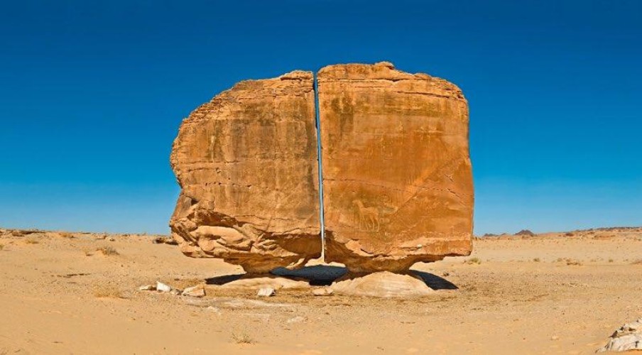 بالفيديو… واحدة من عجائب الصحراء تكونت قبل ملايين السنين.. ماذا تعرف عن صخرة “النصلة” بتيماء