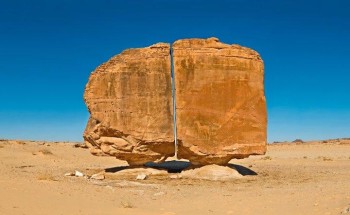 بالفيديو… واحدة من عجائب الصحراء تكونت قبل ملايين السنين.. ماذا تعرف عن صخرة “النصلة” بتيماء