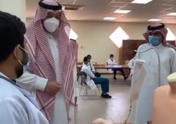 بالفيديو: أمير الشمالية يوجه أسئلة لطالب بكلية الطب يختبره بها في طريقة فحص الصدر على مجسم بشري