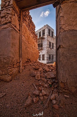 ما زالت مبانيها وقلاعها الأثرية قائمة حتى الآن .. شاهد: مصور يلتقط صور للبلدة القديمة بالوجه المبنية بالكامل على الطراز القديم