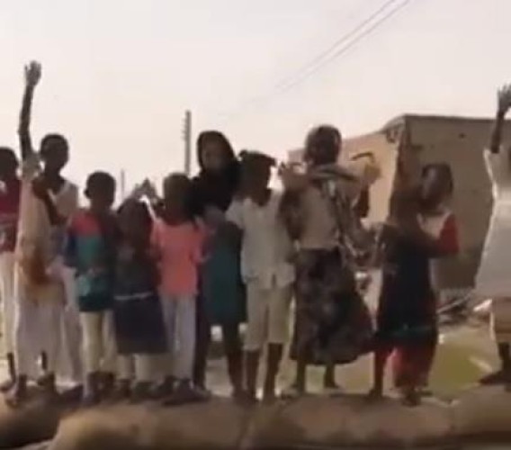 شاهد: أطفال السودان يرددون “يحيا الملك سلمان” أثناء استقبال المساعدات الإغاثية التي أرسلتها المملكة