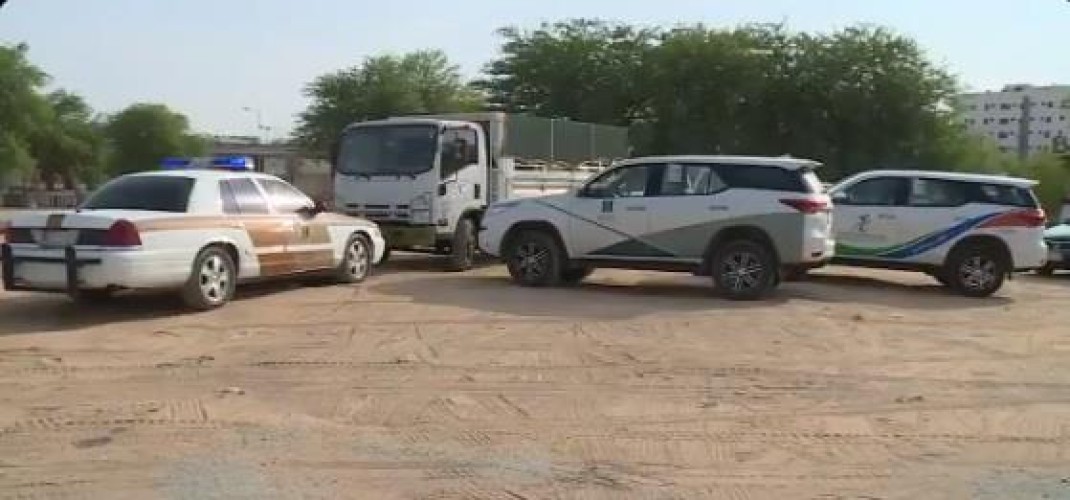 خلال كمينين محكمين في الرياض .. بالفيديو: مداهمة لشاحنة قادمة من جدة تحمل منتجات مغشوشة