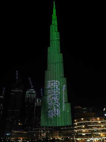 احتفالاً باليوم الوطني .. شاهد: واجهة “برج خليفة” في دبي يكتسي باللون علم المملكة