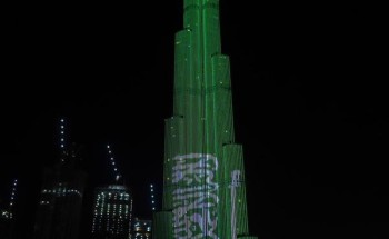 احتفالاً باليوم الوطني .. شاهد: واجهة “برج خليفة” في دبي يكتسي باللون علم المملكة