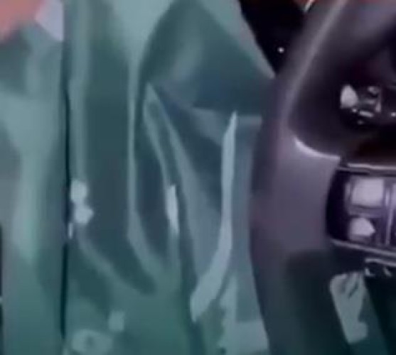 شرطة الرياض: الإطاحة بمواطن تعمد إسقاط العلم الوطني من مركبةٍ في وادي الدواسر