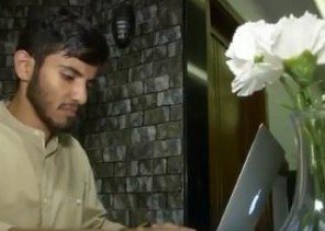 حلقة الوصل بين الطلاب والسفارة .. بالفيديو: طالب سعودي يتطوع لتسهيل عودة زملائه للدارسة في مصر