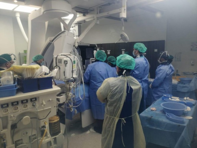 الفريق الطبي بمركز أمراض القلب بالقريات يجري أول عملية لزراعة الصمام الأورطي