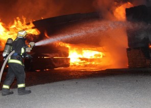مدني بريدة يخمد حريق اندلع في منجرة للأخشاب والديكور على طريق الملك عبدالعزيز