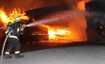 مدني بريدة يخمد حريق اندلع في منجرة للأخشاب والديكور على طريق الملك عبدالعزيز