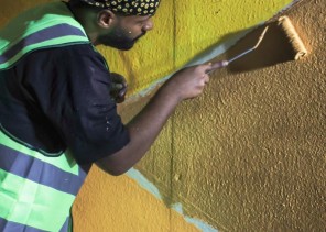 أمانة الرياض تنفذ أعمال رسم جداريات الأنفاق تحسينًا للمشهد الحضري