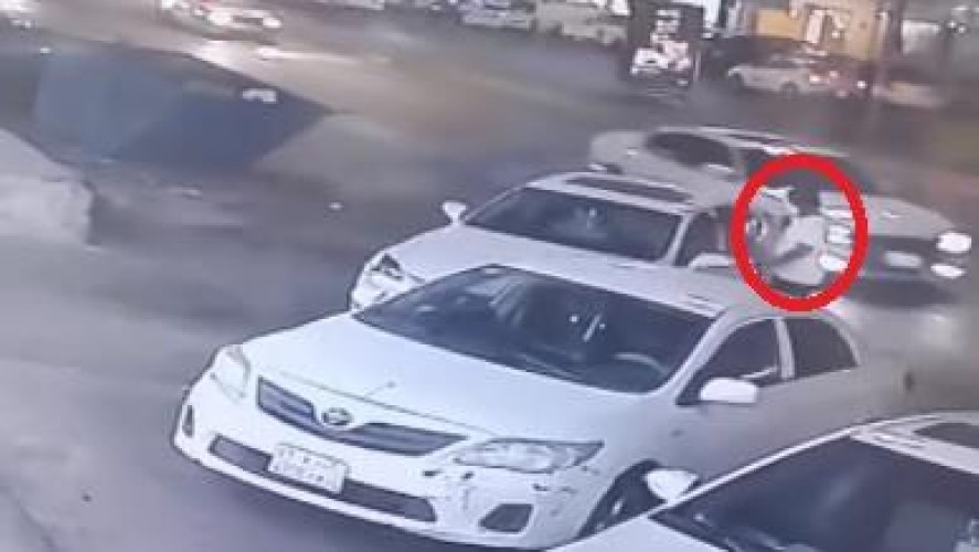 شاهد: لص يسرق سيارة لكزس تركها صاحبها في وضع التشغيل أمام محل بجدة