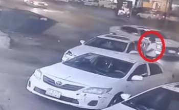 شاهد: لص يسرق سيارة لكزس تركها صاحبها في وضع التشغيل أمام محل بجدة