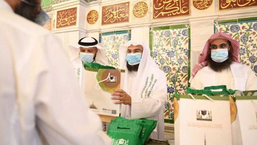السديس يشارك في توزيع الهدايا على زائري المسجد النبوي