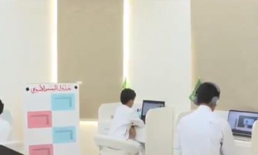 وفر ركن “فسحتي ” .. بالفيديو: مواطن يحول منزله إلى مدرسة افتراضية لأبنائه لسير العملية الدراسية