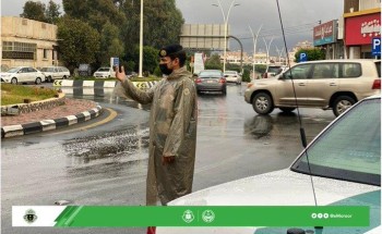 شاهد: رجال المرور ينظمون الحركة المرورية وسط الأمطار التي تشهدها منطقة الباحة