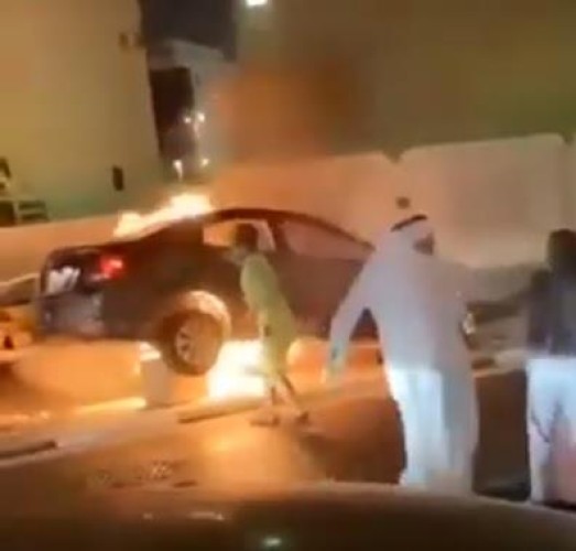 بالفيديو: لحظة احترق سيارة مواطنة في شارع بـ”الخبر” .. شاهد: ردة فعل المتواجدين!