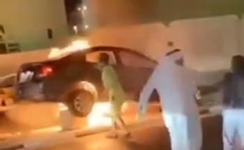 بالفيديو: لحظة احترق سيارة مواطنة في شارع بـ”الخبر” .. شاهد: ردة فعل المتواجدين!