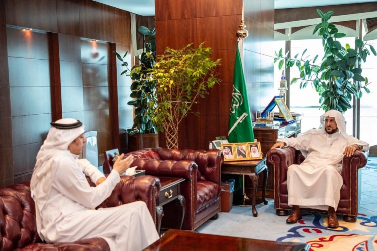 وزير الشؤون الإسلامية يستقبل مدير قناة الإخبارية السعودية