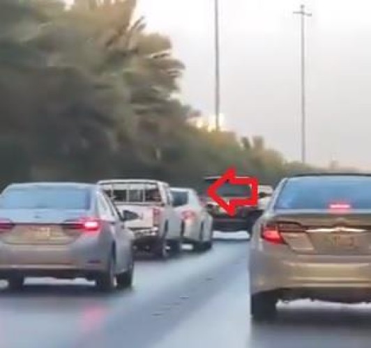 بالفيديو: مطاردة بين سيارتين على طريق بـ”الرياض”