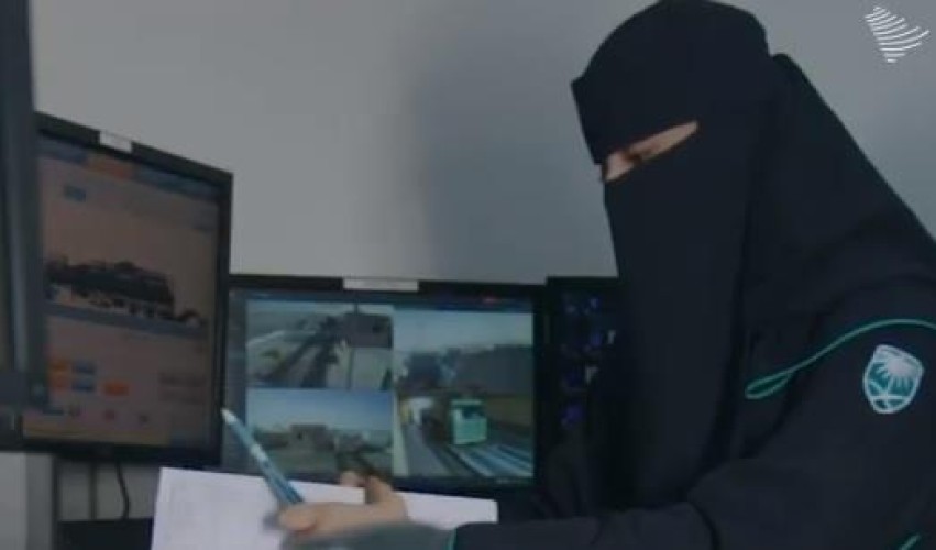 يتم التبليغ عن اشتباه في الحمولة .. بالفيديو: موظفتان في الجمارك السعودية ترويان تجربتهما في العمل