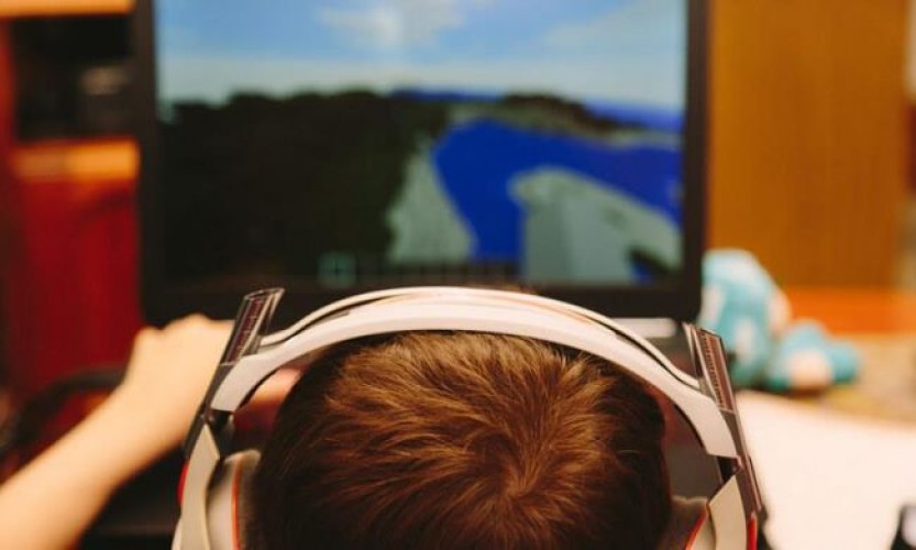 تحذير من الاتصالات بشأن مخاطر قد يتعرّض لها الطفل أثناء ممارسته الألعاب الإلكترونية
