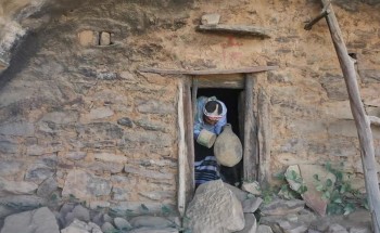شاهد: أحد البيوت الكهفية في الريث بجازان يلفت انتباه الجمهور بعد أن تجاوز عمره 300 عاما