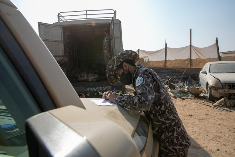 القوات الخاصة للأمن البيئي تضبط 30 طناً من الحطب المحلي المعد للبيع في مدينة الرياض