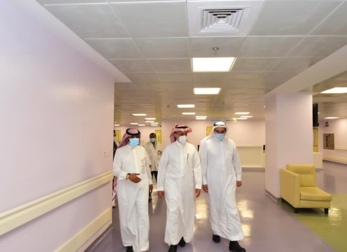 رئيس المجلس الاستشاري في التجمع الصحي الأول بالمنطقة الوسطى يزور مستشفى الإيمان بالرياض