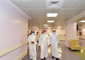 رئيس المجلس الاستشاري في التجمع الصحي الأول بالمنطقة الوسطى يزور مستشفى الإيمان بالرياض