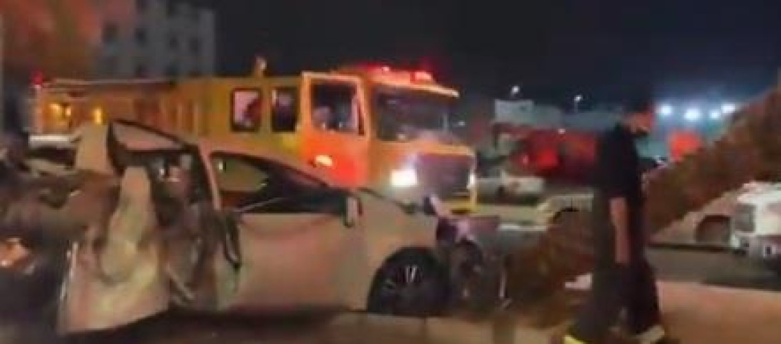 بالفيديو: الدفاع المدني يباشر حـادث اصطدام سيارة بنخلة في مكة