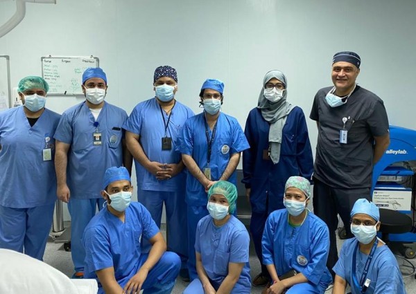 فريق طبي ينجح في زراعة أصغر جهاز ” حفز عصبي ” لمواطنة في تخصصي الدمام
