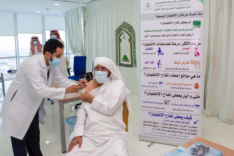 وزير الشؤون الإسلامية يطلق حملة تطعيم ضد الانفلونزا الموسمية
