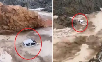 بفعل قوة اندفاع المياه .. بالفيديو: السيول تجرف سيارة في وادي خف بـ”أملج”