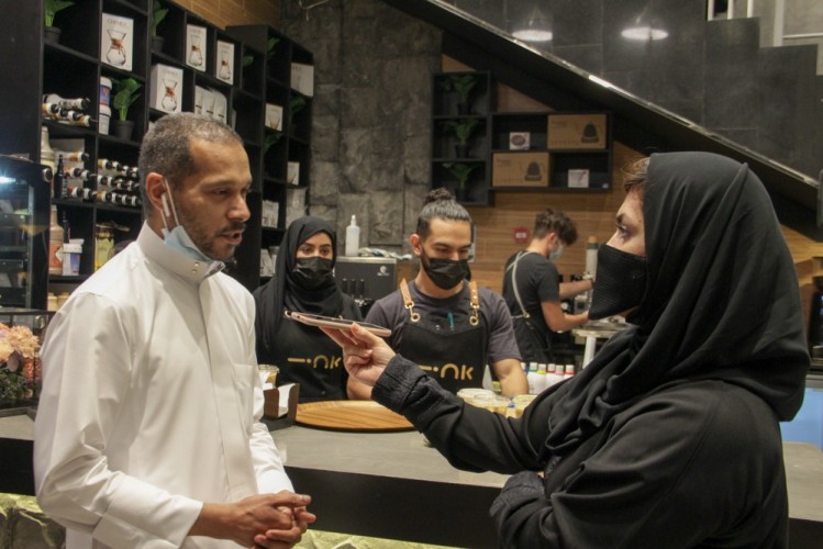 شاب ” سعودي ” ينافس مقاهي الكابتشينو و الموكا بـ ” ملامح جديدة لـمكة السياحية “