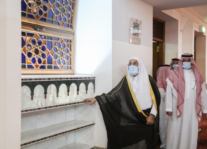 وزير الشؤون الإسلامية يتفقد مسجدي الخندق والقبلتين بالمدينة المنورة