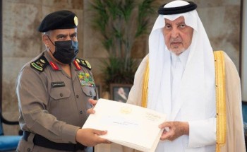 أمير مكة يكرم عدداً من رجال الأمن لجهودهم في إلقاء القبض على متورطين في جريمتي قـتل