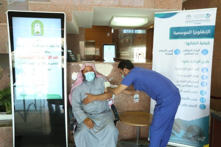 فرع وزارة الشؤون الإسلامية بالقصيم ينفذ حملة تطعيم موظفيه ضد الانفلونزا الموسمية