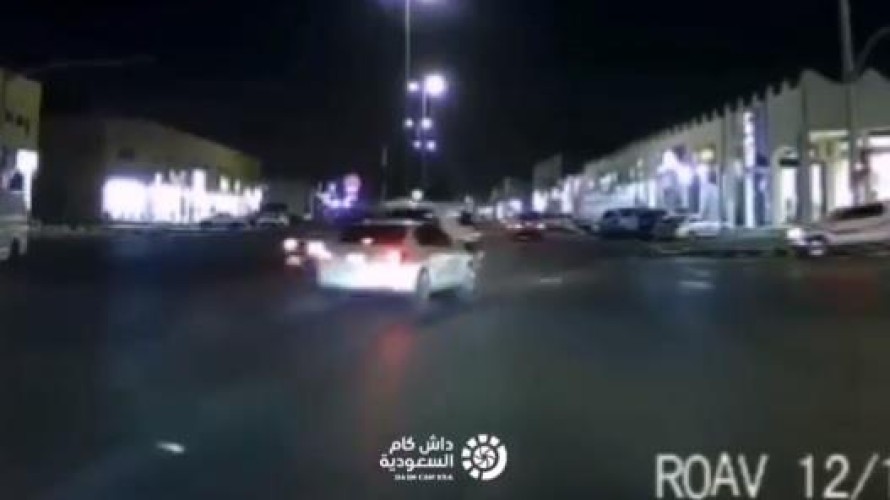 بالفيديو: حادث تصادم بين مركبتين في تقاطع إشارة مرورية بالرياض