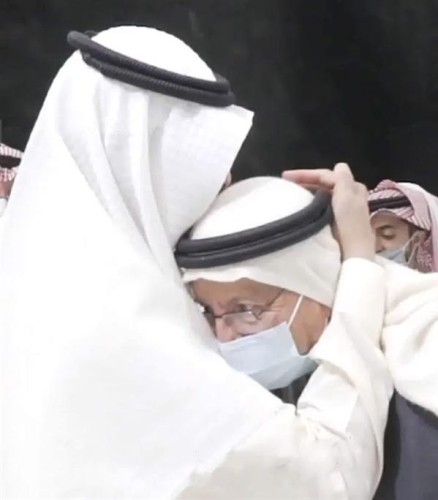 تداول فيديو على نطاق واسع لـ”الأمير عبدالعزيز بن سلمان” وهو يقبل رأس الخبير الاقتصادي عبد الله القويز