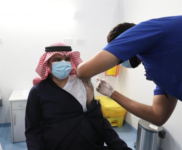 وزير التعليم السابق يتلقى جرعة لقاح كورونا في مركز اللقاحات بالرياض