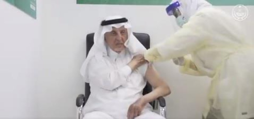 في مركز اللقاحات بـ”جدة” .. بالفيديو: أمير مكة يتلقى الجرعة الأولى من لقاح كورونا